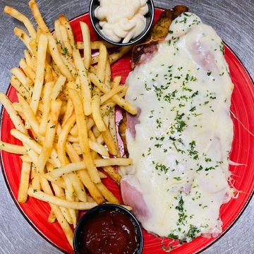 Fried Breaded Chicken Breast, Prosciutto Cotto, Tomato. & Mozzarella Served w/ Fries