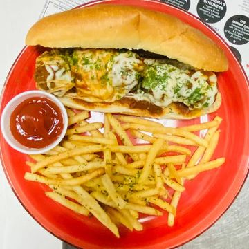 Meatballs Italian Style 
w/Sunday’s Sauce
& Mozzarella
Hoagie Bread
Choise Fries or Salad