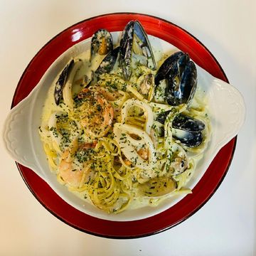 Linguini in our Provençal Cream Sauce with Shrimp, Squid, Mussels and Clams

