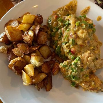 Verdeo Cream Chicken with Potatos
Served with House Salad or Lentils Soup 