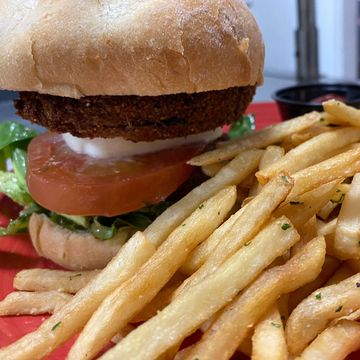 8 oz Angus Beef Patty, Pancetta, 
Cheese, Arugula, Tomato, Spicy Ketchup, 
& Lemon Thyme Aioli.

