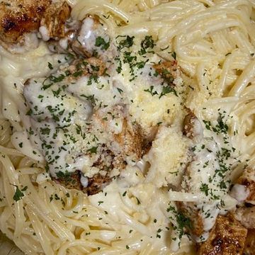 CHICKEN ALFREDO
Grilled /Chicken
Linguini in  Alfredo’s  Sauce 