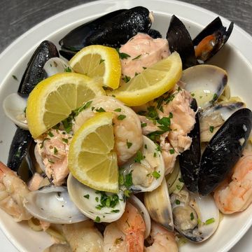 Linguini With Frutti Di Mare. Clams, Mussels, Shrimps And Salmon. Lemon Butter Sauce. Served With Re