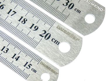 Lineale, Daumkinos und Bleistifte / Rulers, flipbooks and pencils