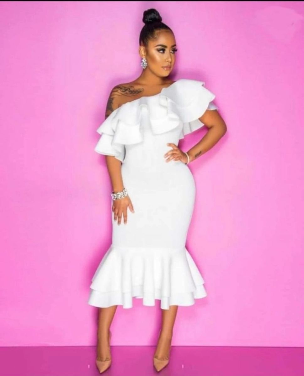 Vestido Blanco Corto Midi al cuerpo con Olanes estilo campesino sin un hombro Neopreno Vestido Blanco Corto Midi al cuerpo con Olanes estilo campesino sin un hombro Neopreno