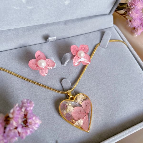 Flower Preserved in Necklace and Earrings using Resin Preservation