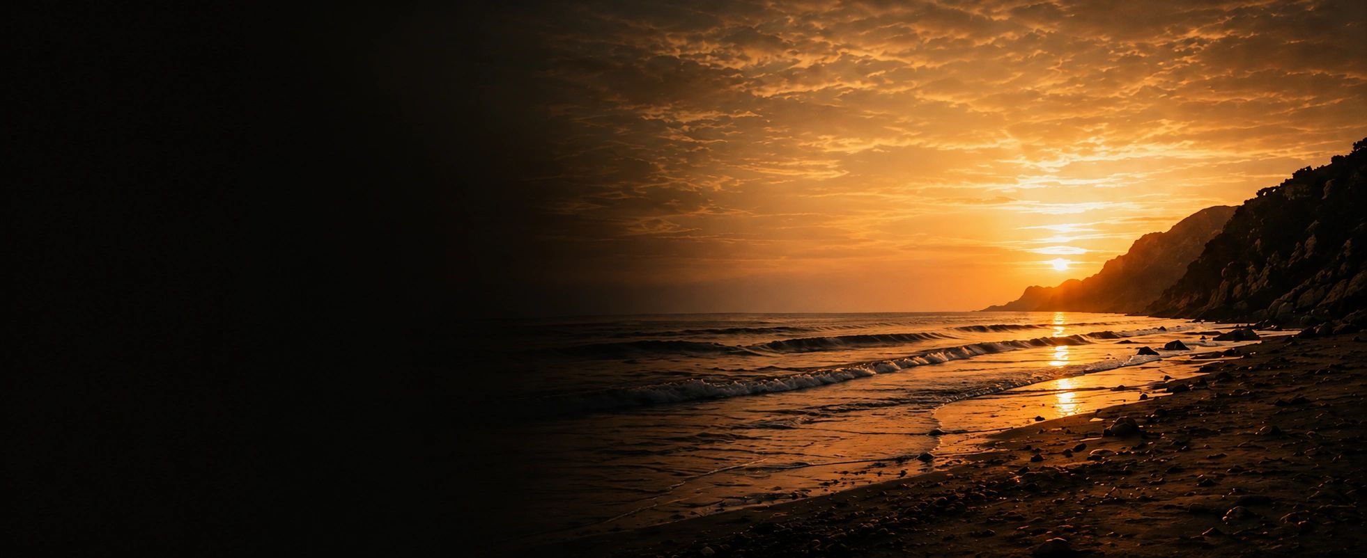 Atardecer dorado en la playa con rocas y montañas.