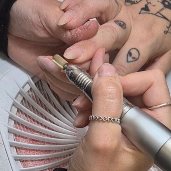 E-file nail course at Vonnie’s Academy teaching professional electric file techniques.