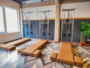 Aula de pilates de torre con mat 