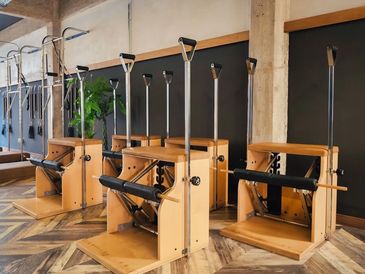 Grupos reducidos de pilates máquinas en el centro de Santander. Sala de silla.