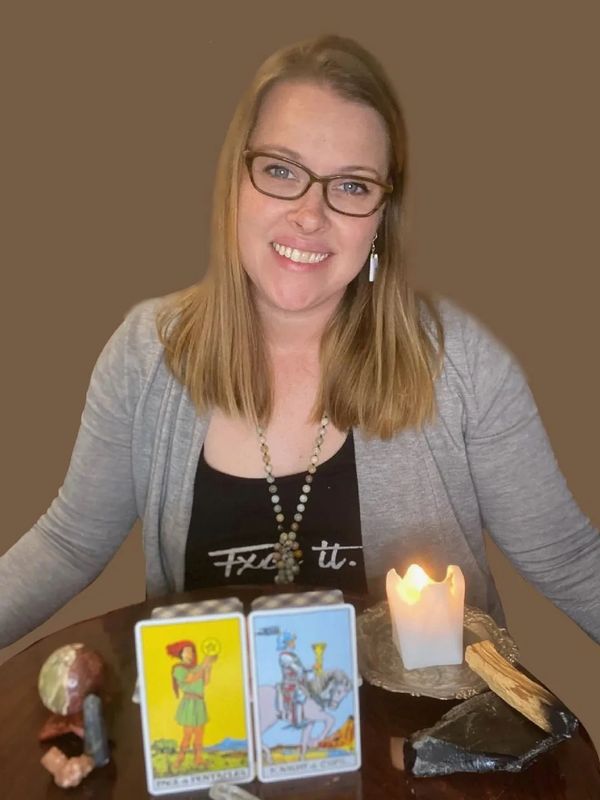Pava Eire reading tarot