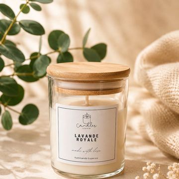 Vela aromática Lavande Royale en un frasco de vidrio con tapa de madera.