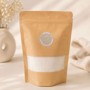 Bolsa de papel kraft con azúcar blanca.