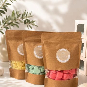 Tres bolsas de snacks coloridos en envases marrones.