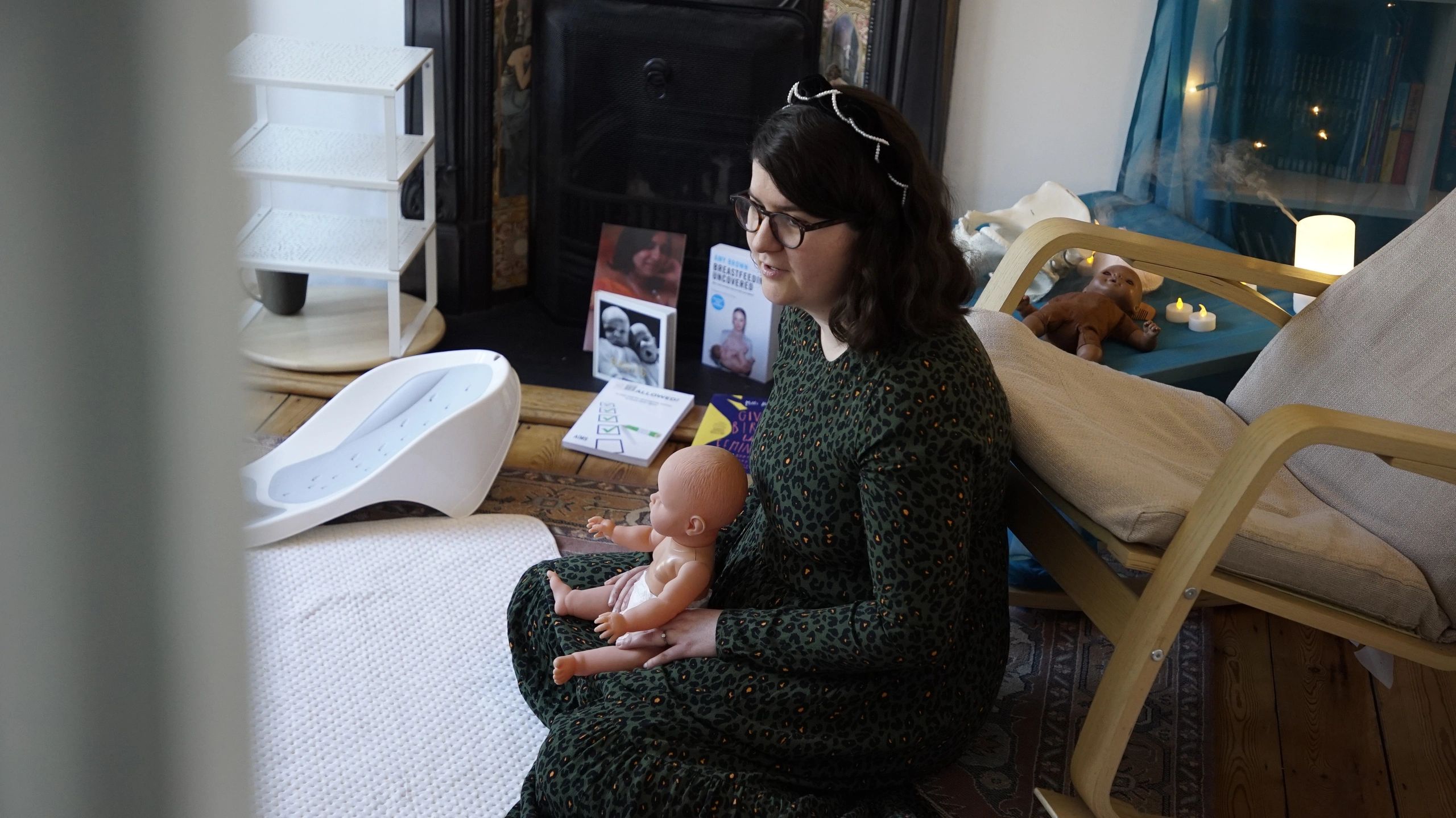 Antenatal teacher leading a class.