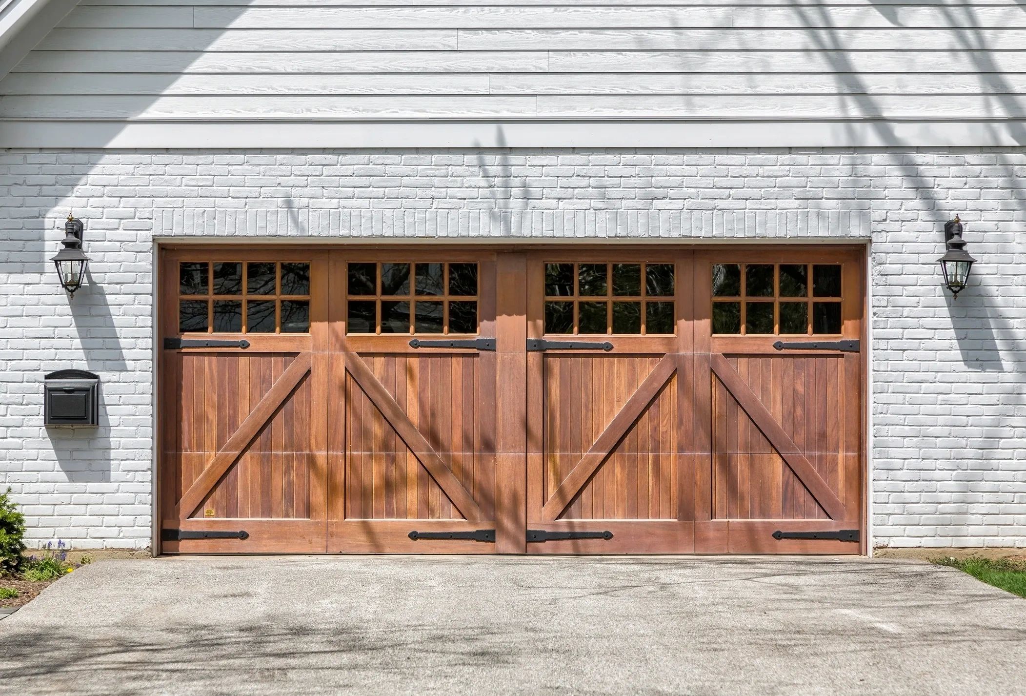 A custom garage door installation in Hampton, GA