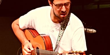 Pedro Manuel Bortoluzzi, Gitarre, Stimme und Klarinette. Geboren in Venedig (Italien) als Sohn einer