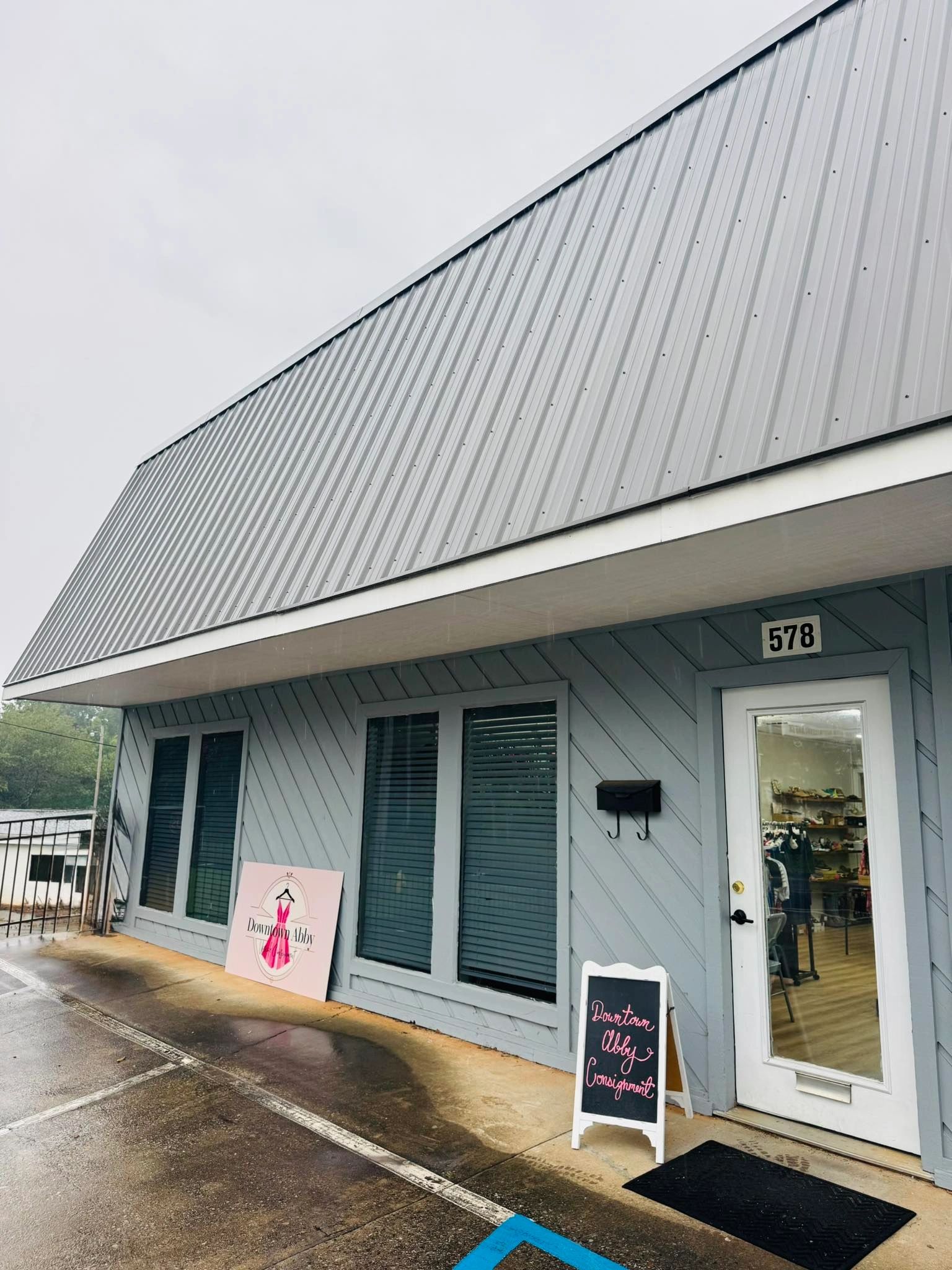 Downtown Abby Consignment logo