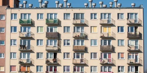 Façade d'un immeuble avec plusieurs balcons colorés.