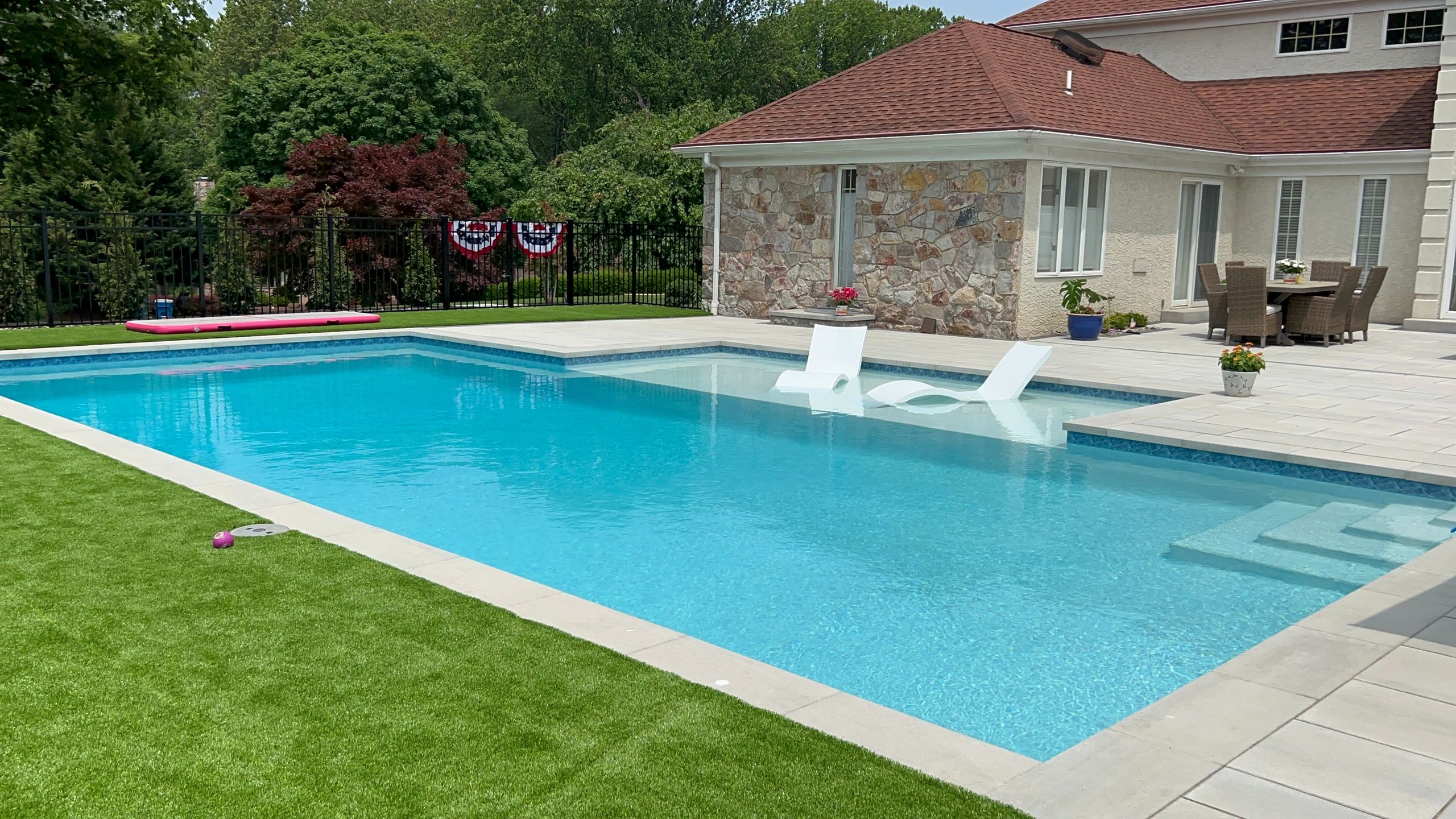 Pool with artificial grass 