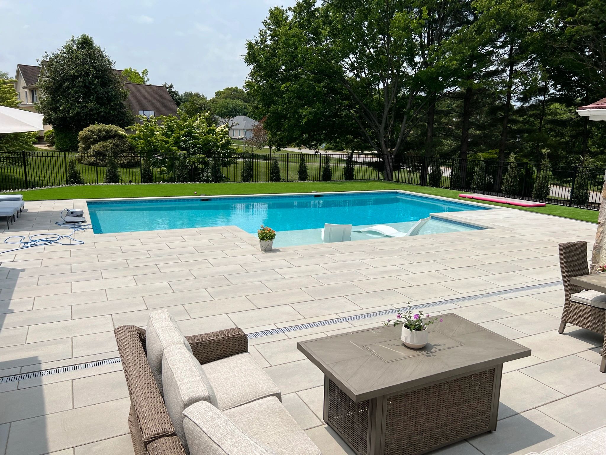 Swimming pool with large modern pavers