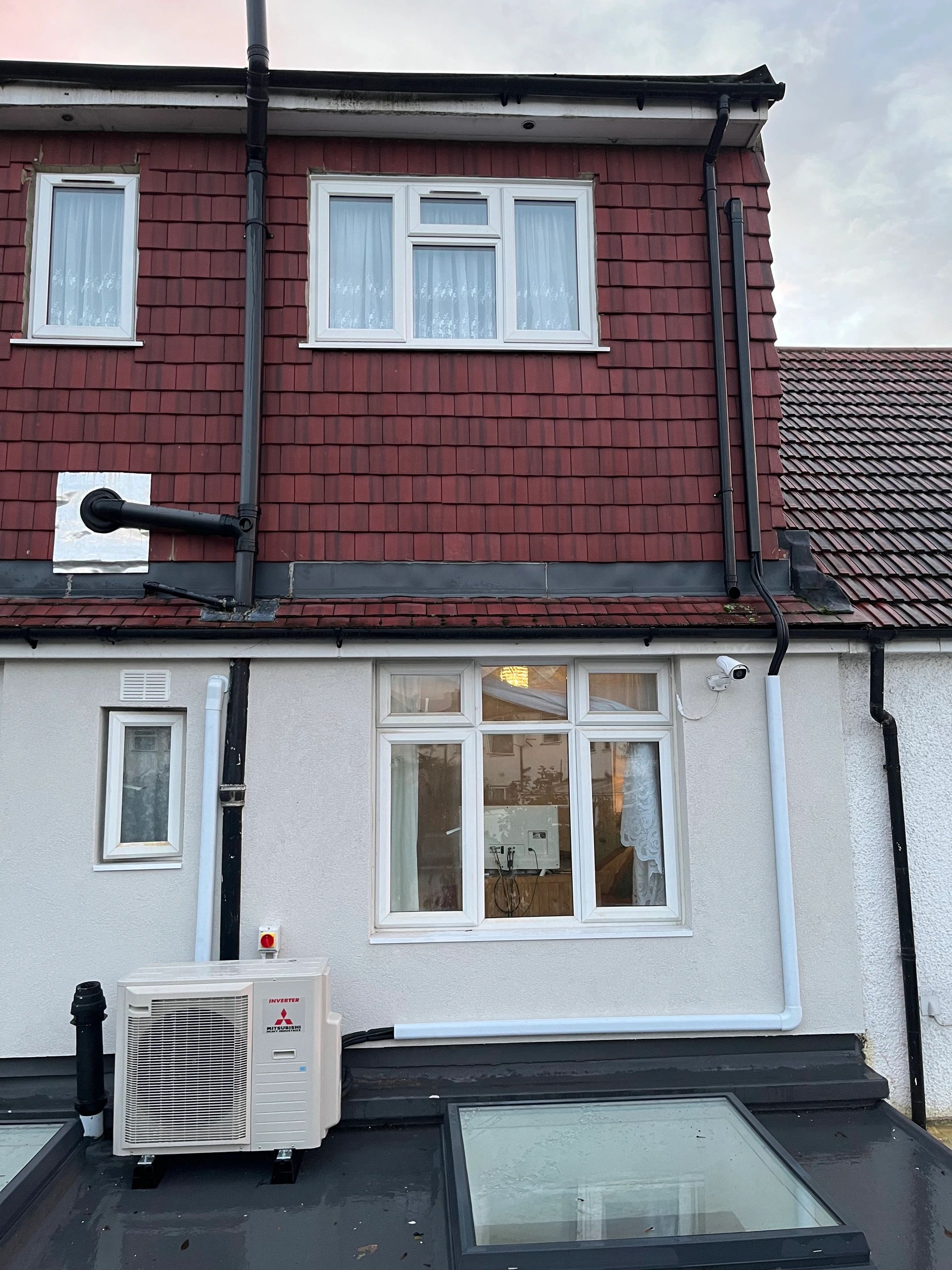 A Mitsubishi Multisplit air conditioning system with 3 indoor units.
#Mitsubishi
#Airconditioning