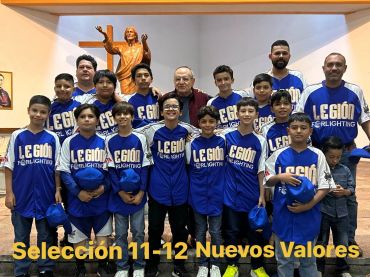 Equipo de fútbol juvenil posando en grupo.