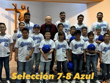 Equipo juvenil de béisbol posando para foto grupal.