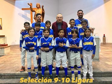 Equipo de béisbol juvenil posando en iglesia.