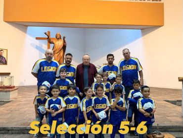 Equipo de niños y adultos en uniforme azul de "LEGION" en iglesia.