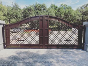 Our unique cross-hatch picket design fit in beautifully with this massive 20’x8’ double swing gate