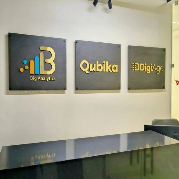 Logos de empresas tecnológicas en una pared.