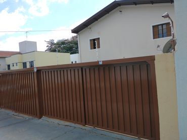Frente Moradia com portao garagem exclusivo