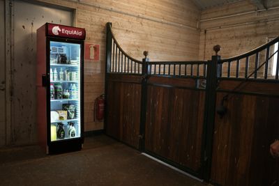 Levererat EquiAid skåp med sårvårdsprodukter och förbrukningsprodukter