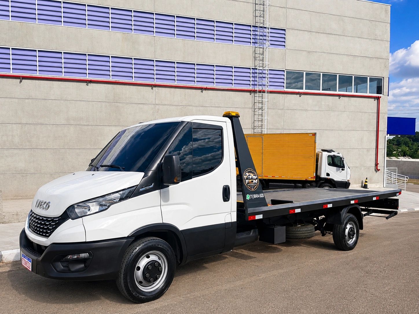 Transporte de veículos com guincho plataforma hidráulica, indicado para carros, SUVs, picapes, utili
