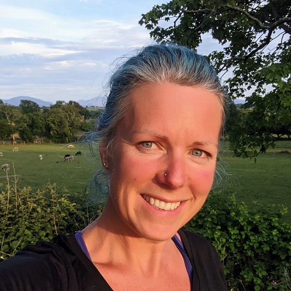 Josie, founder and consultant at Hwb Mon