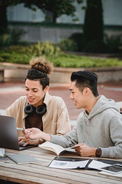  online tutoring session working on college counselling and essay writing