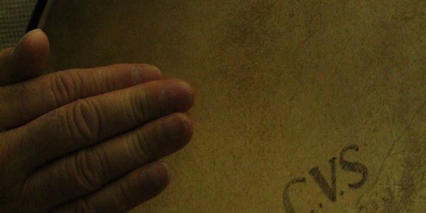Mano junto a un tatuaje con las letras CVS.