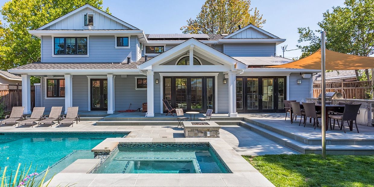 Terrasse et plage de piscine en pavés unis haut de gamme dans une cour arrière à Montréal