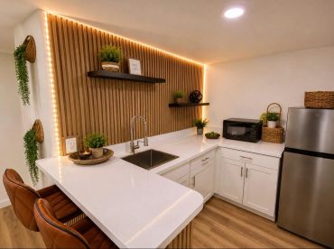 Cocina moderna con barra blanca y luces LED.