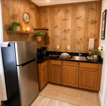 Cocina pequeña con electrodomésticos modernos y decoración rústica.