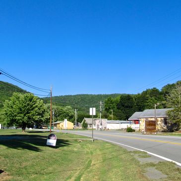 Haletown, Tennessee way with side grass