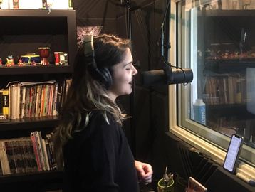 KEREN BRIONES GRABANDO EN EL VOCAL BOOTH