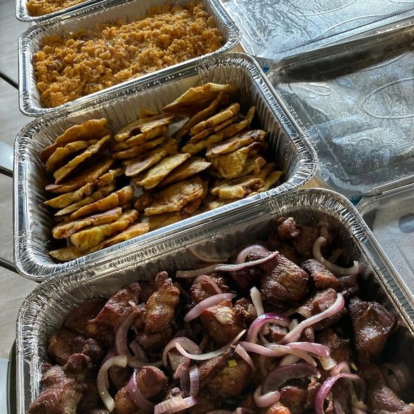 Tostones, arroz con gandules, carne frita