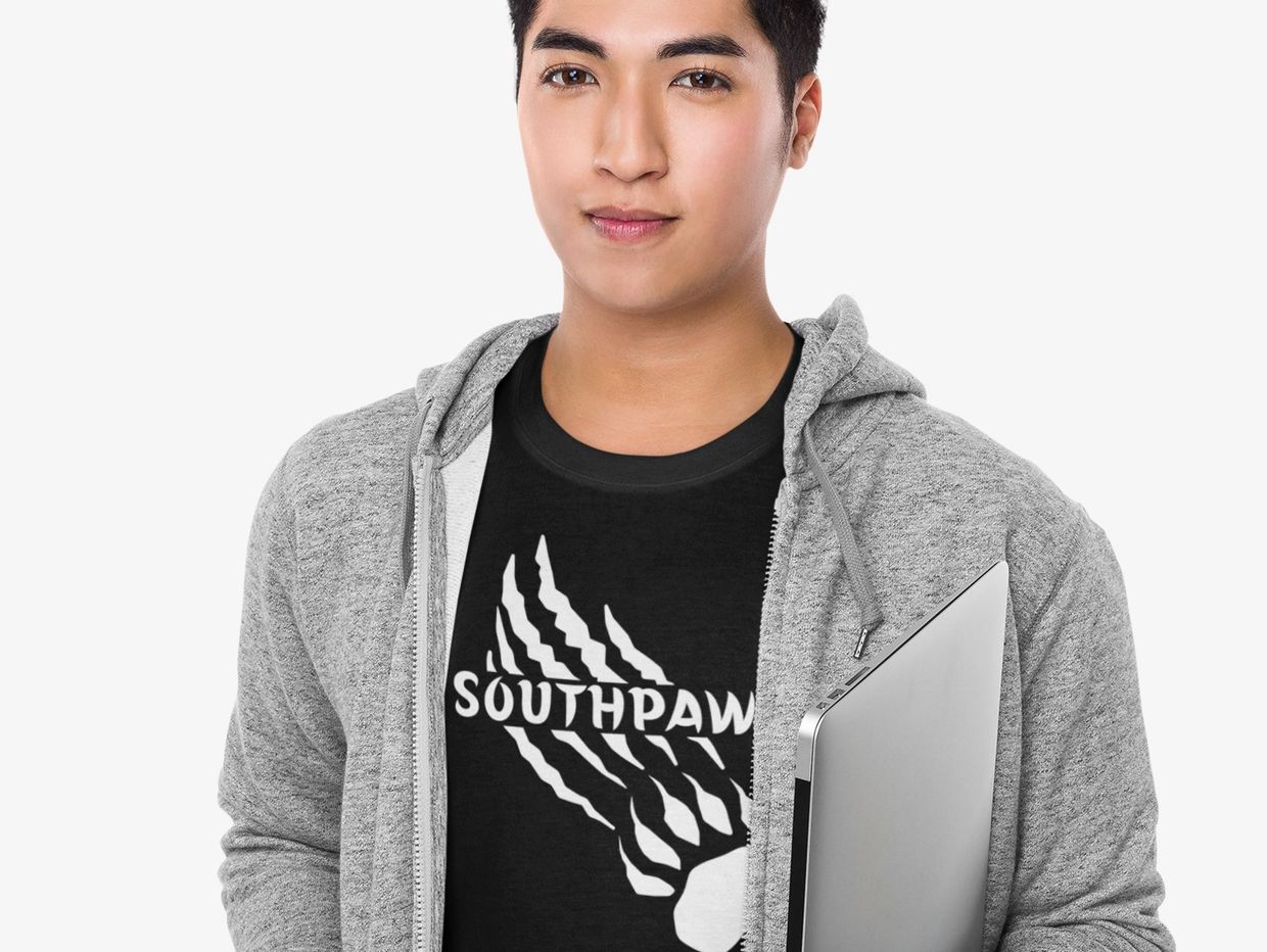 https://img1.wsimg.com/isteam/ip/6ec160e0-6b27-41e9-8da0-fb9923bd35b4/t-shirt-mockup-of-a-man-holding-a-laptop-at-a-.png/:/cr=t:14.64%25,l:0%25,w:100%25,h:52.51%25/rs=w:1240,h:932.3308270676691,cg:true