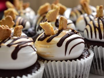 smores cupcakes with marshmallow meringue and chocolate drizzle