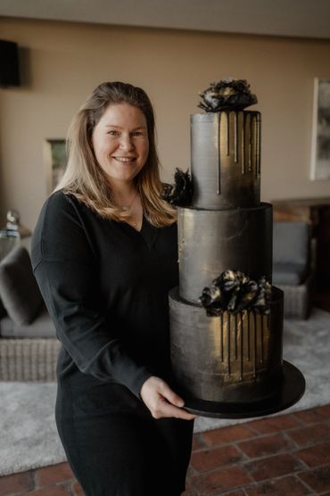 Black and gold wedding cake