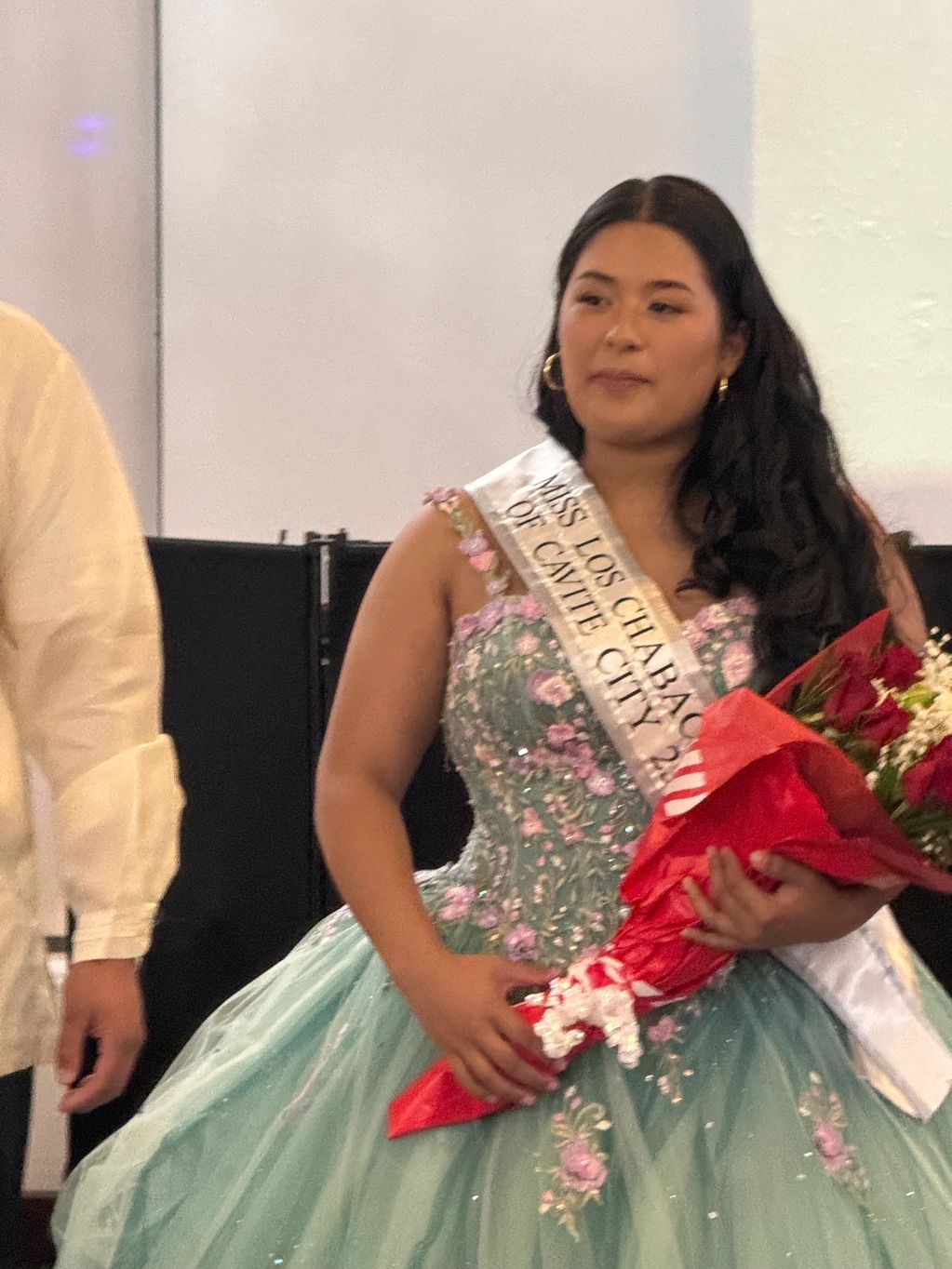 MISS LOS CHABACANOS
OF CAVITE CITY 25-26
White Center, Silver Wraparound, Black two line title.