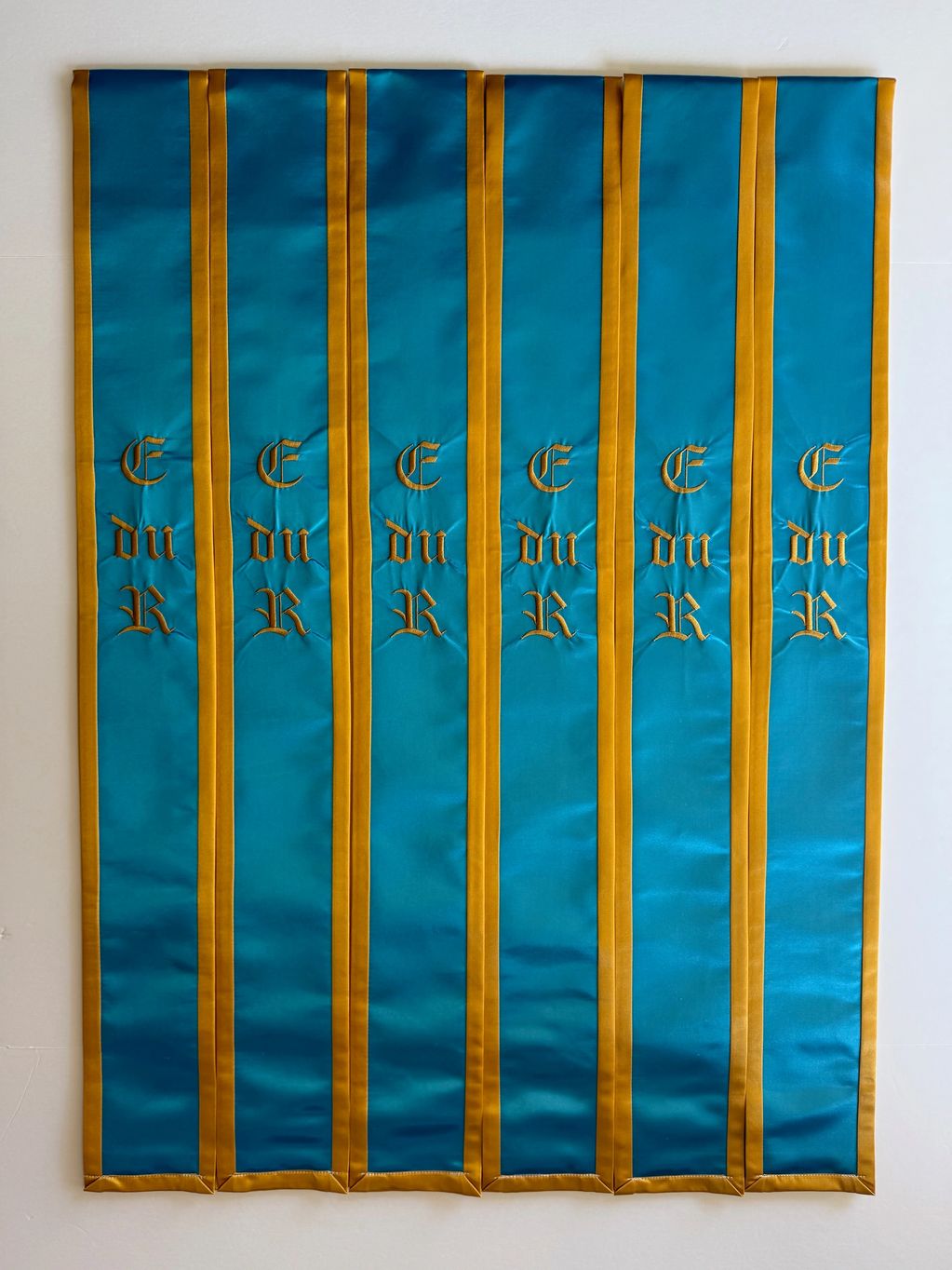 E du R: Turquoise center, old gold border, old gold border along ends of sash, old gold stitching in