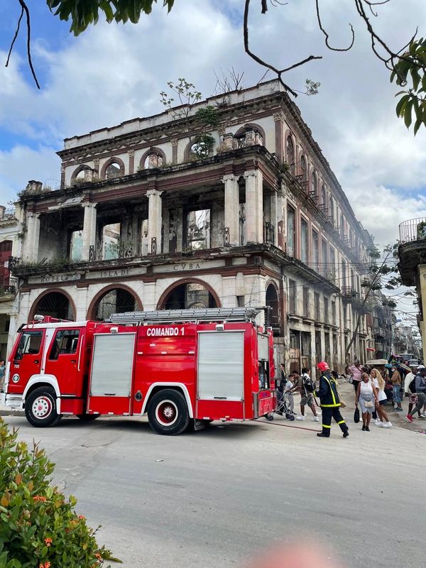Incendio en antiguo Hotel Isla de Cuba, La Habana.